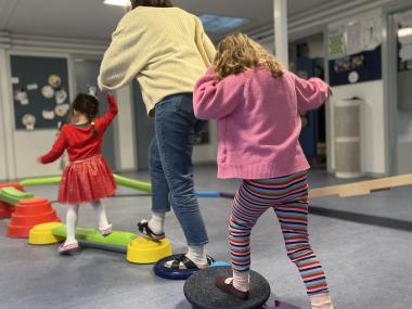 Børn går på balancesten.