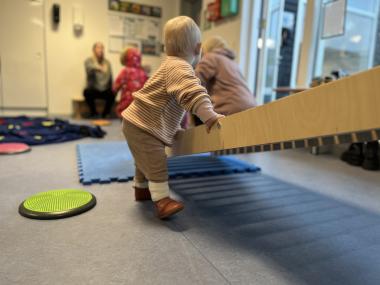 Barn står op ad rampe